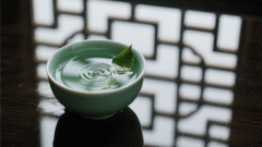 仿佛正在为的时节伴奏